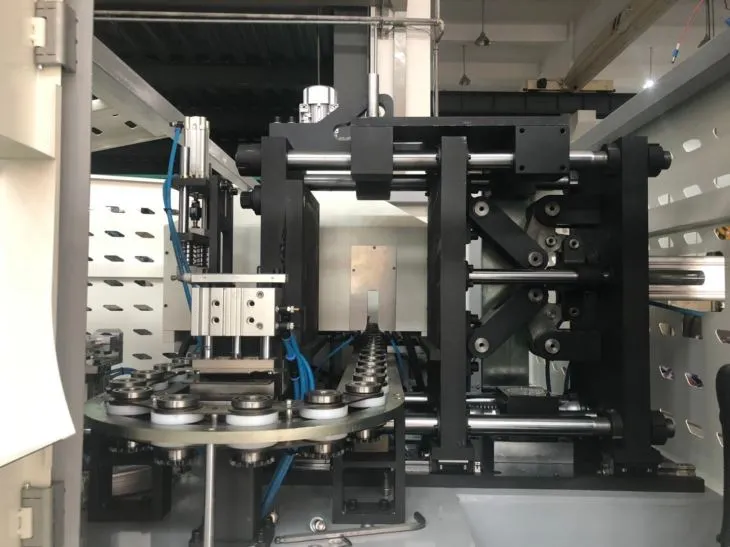 Customer Service Available Full Automatic 2 Cavity Water Bottle Blowing Machine Plastic